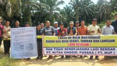 3 Desa Setalam Bentangkan Spanduk Di Tengah Kebun Sawit, Protes PT MUP Butuhkan Addendum