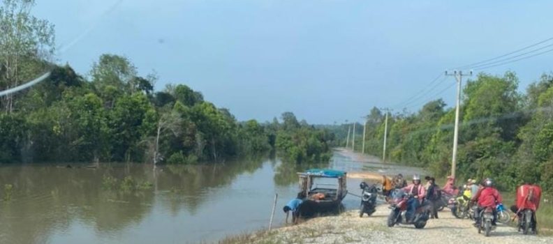 Air Sungai Segati Terus Meluap, Akses Jalan Ke Desa Sotol Masih Putus